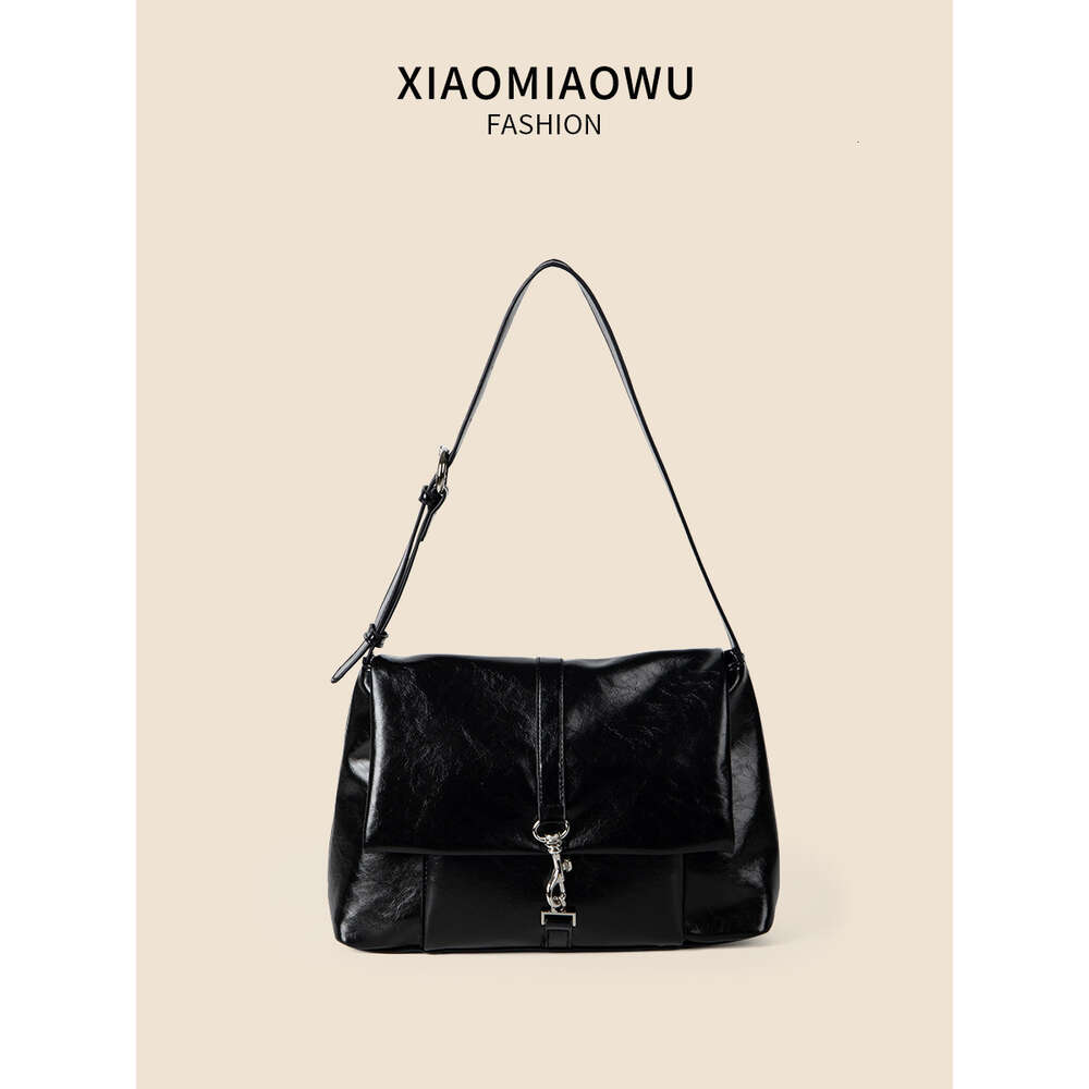 2024 New Soft Face Oil Wax Leather Feel Shoulder with Large Capacity, Versatile Commuting, Fashionable Lock Buckle, and Postman Bag