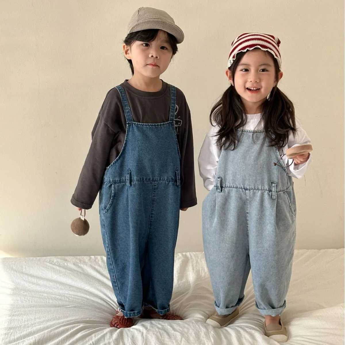 2024 Spring/Autumn Childrens Denim Top Retro Girls Jeans Boys Casual Suspension jumpsuit Childrens Cotton Pants Preschool Trouser W240806