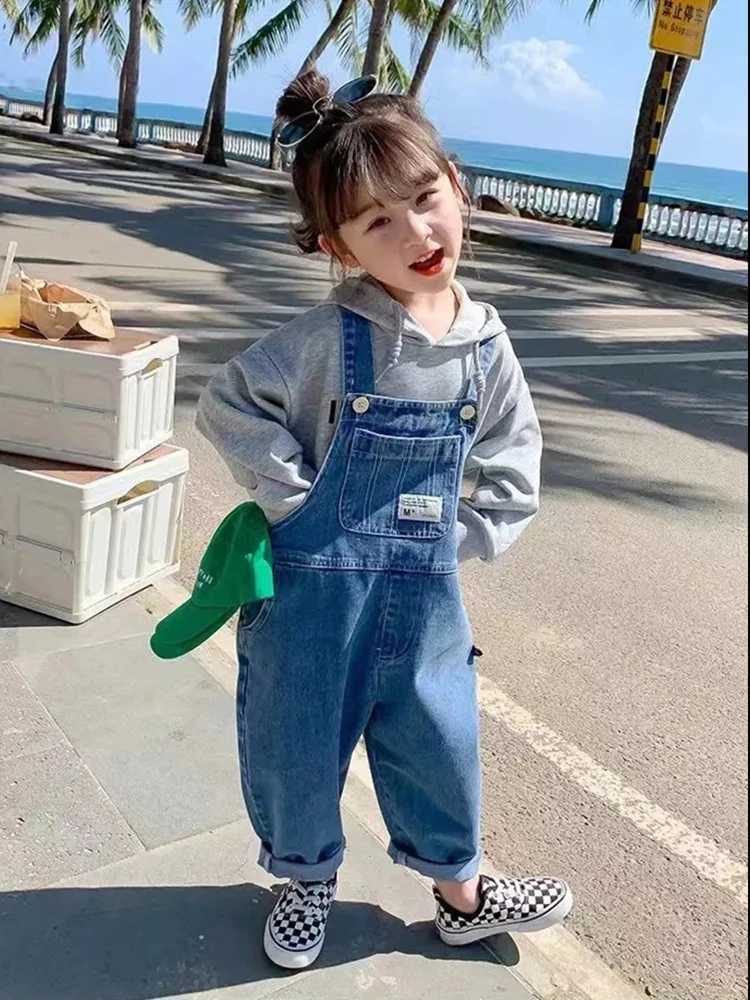 Baby denim top 2024 spring boys and girls casual loose jeans jumpsuit baby suspension pants 1-6Y childrens clothing W240806