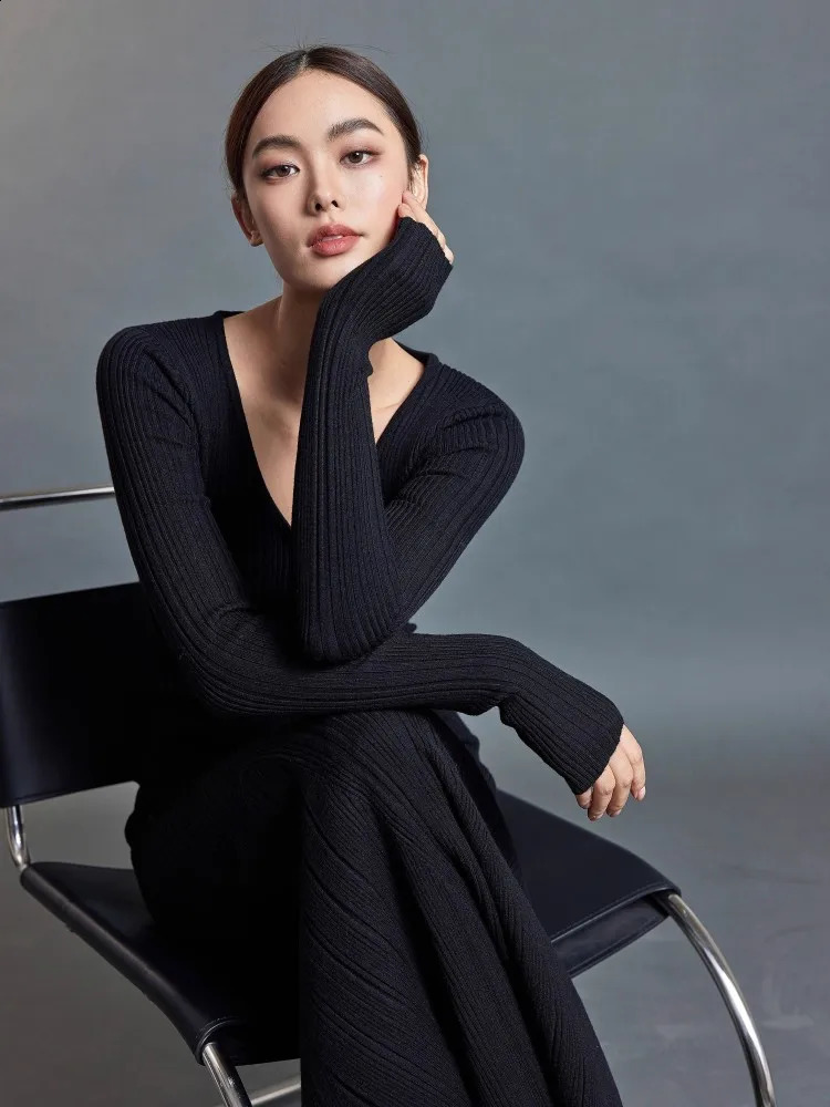 Pit Striped Knitted Dress For Womens Autumn And Winter n Sense V-Neck Slim Fit Chic Fish Tail Long Skirt 240819