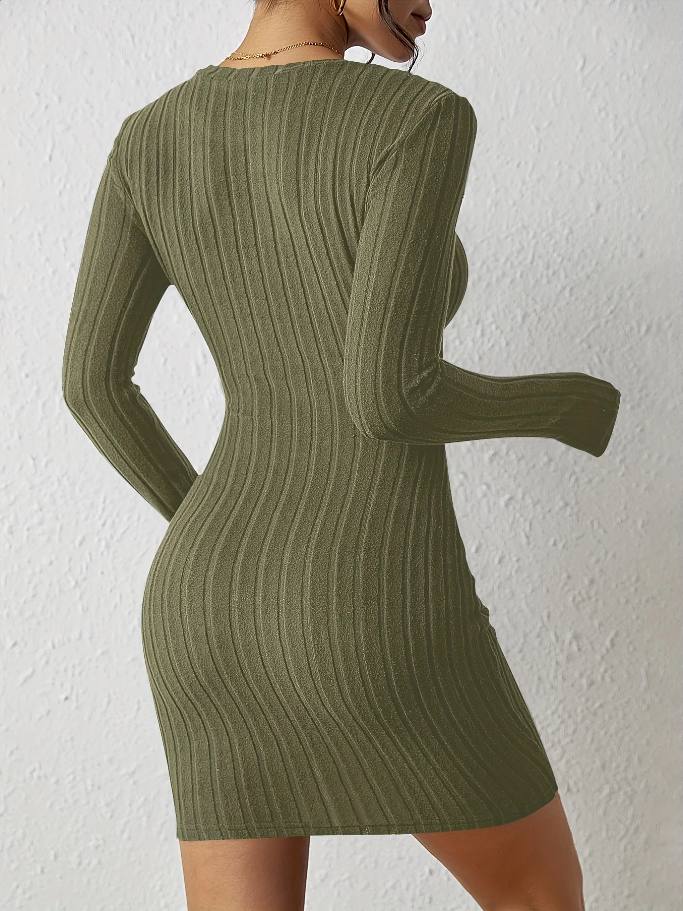 Solid color round neck shoulder buckles are embellished with slim and slim temperament knitted long-sleeved dress for autumn and 240819
