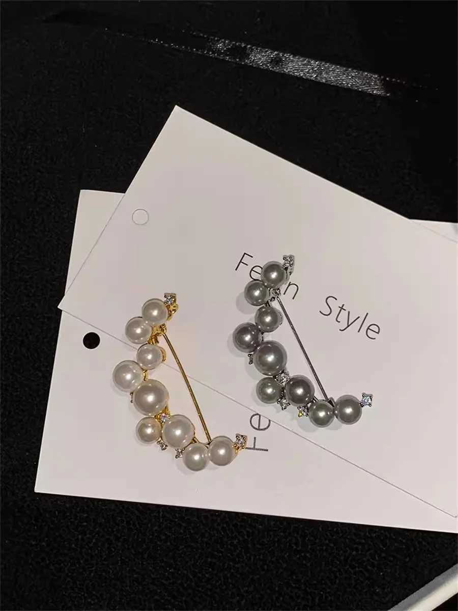 French fashion white half moon pearl brooch high-end womens brooch autumn/winter coat sweater jewelry accessories W240815