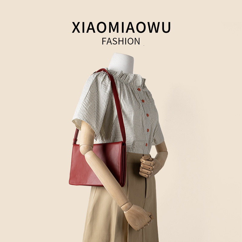 Simple and fashionable red small square with a high-end feel for summer outings, niche students, women's large capacity underarm shoulder bag