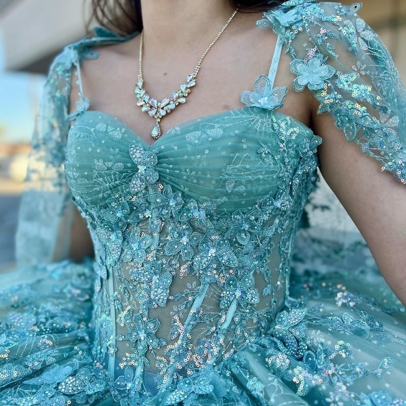 2024 Aqua Blue Sparkly Speciaal Quinceanera Dresses Applique Bow Beads Tull With Cape Lace-Up Birthday Party Sweet 16 Vestidos de 15