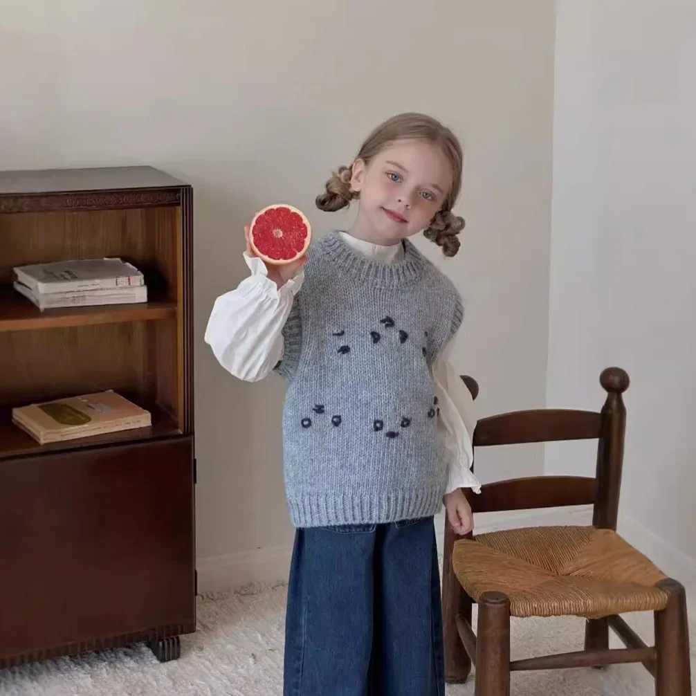 Pullover Knit Vest Autumn 2024 New Product Children Korean Wool Vest Floral Embroidered Sweater Vest for KidsXJ240819