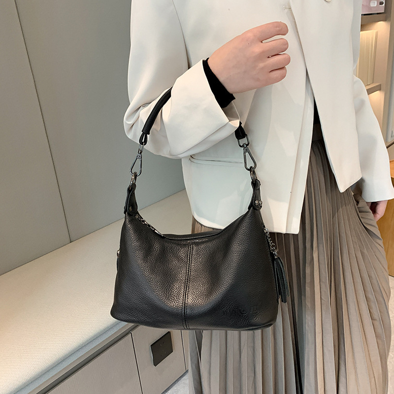 layer cowhide middle-aged women's Korean version tassel mother's genuine leather fashion one shoulder crossbody bag trendy and atmospheric h