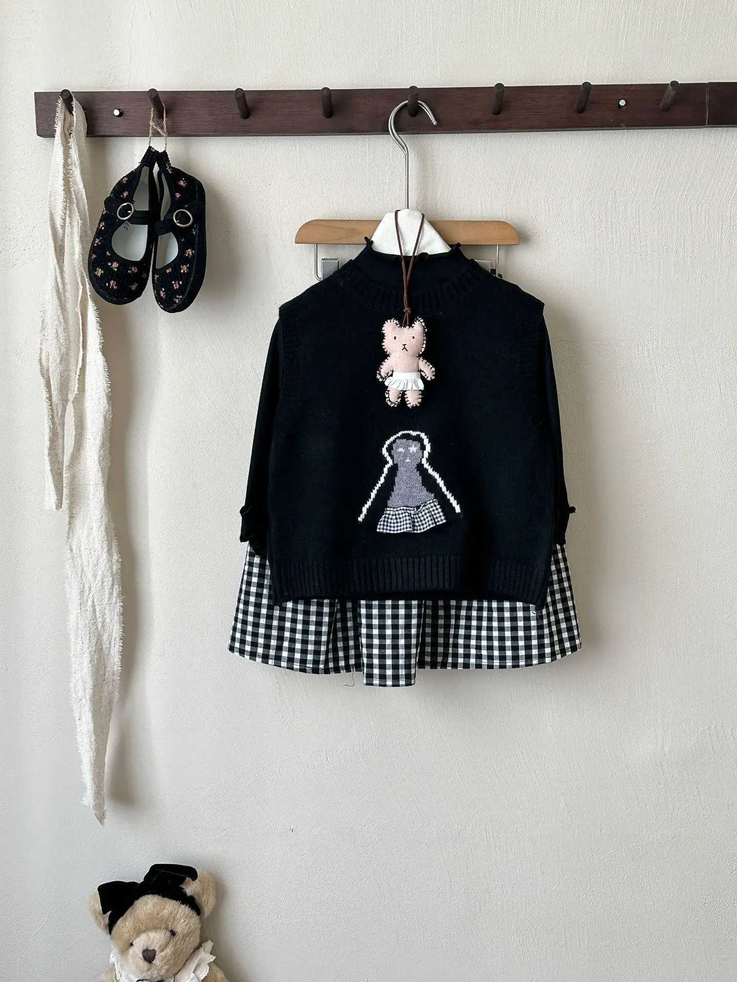 Childrens Sweater Vest 2024 Autumn New Korean Toddler Kids Knitwear Sleeveless Pullover Retro Cartoon Girls Knitted VestXJ240819