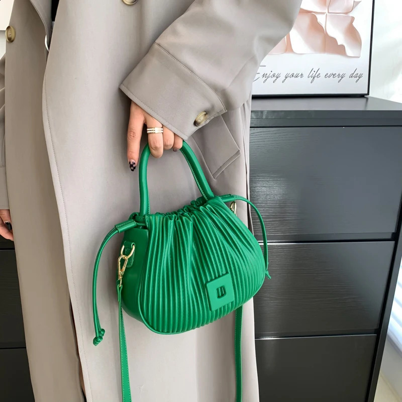 Band n Pleated Handbag and Purse Shoulder Crossbody Bag for Women Fashion Messenger High Quality 240819