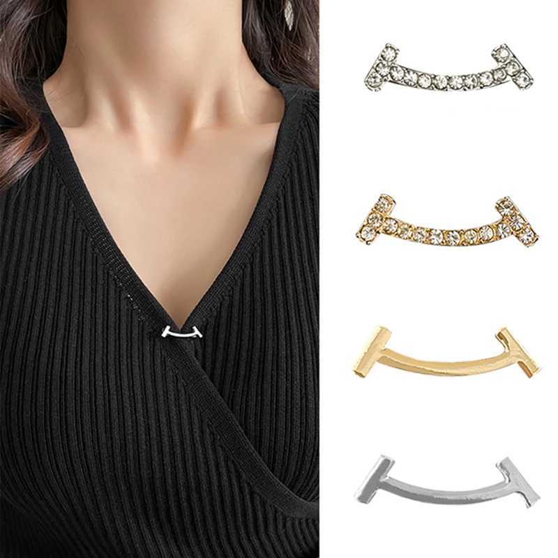 Fashion smile brooch womens metal anti glare V-neck lapel pin fixed clothing pin sweater jacket clothing jewelry accessories W240815