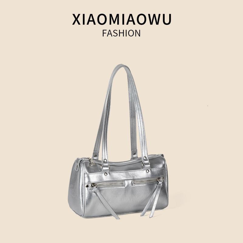 Summer new multi pocket pillow niche and personalized commuting shoulder bag, women's large capacity high-end motorcycle bag