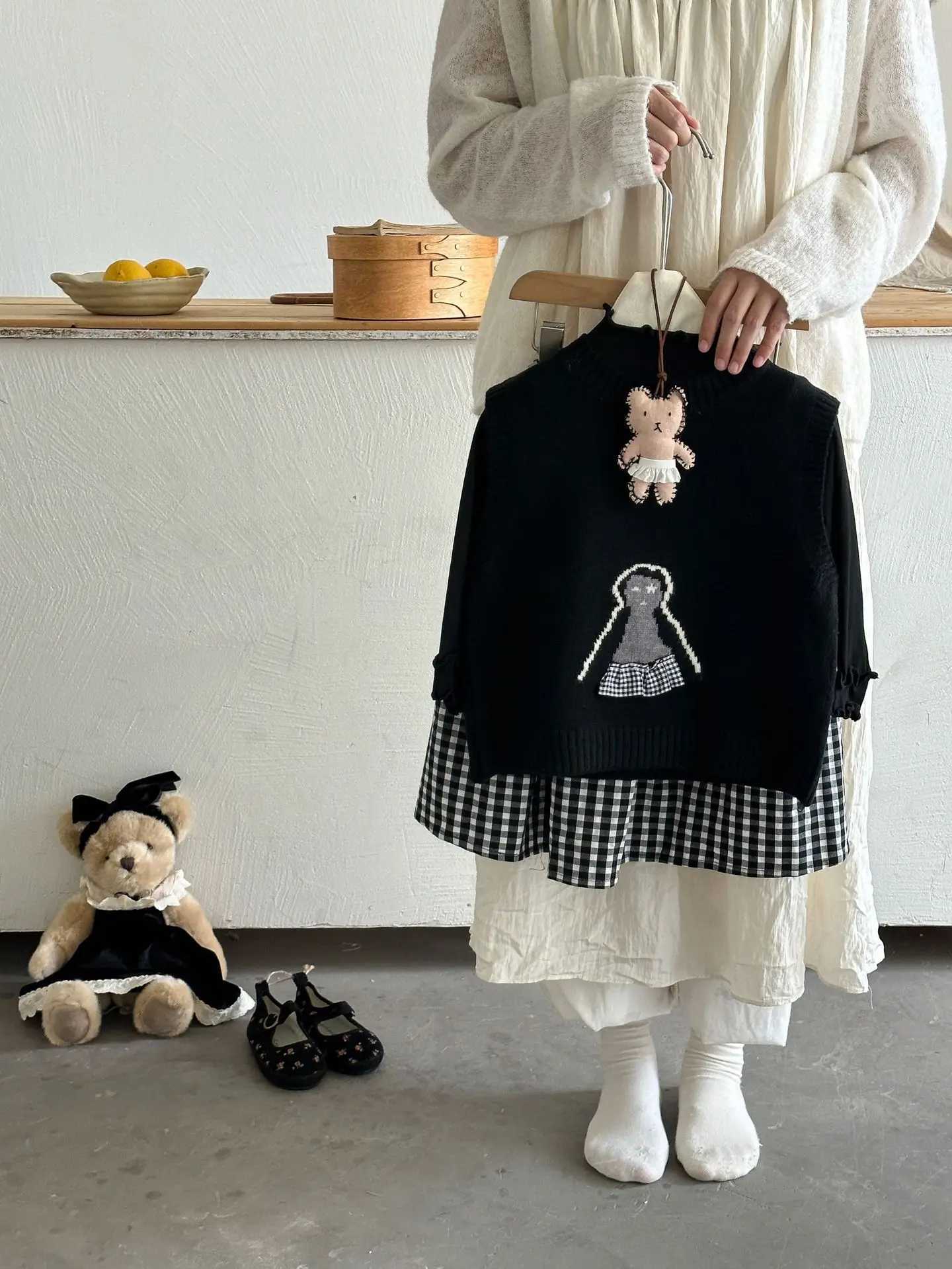 Childrens Sweater Vest 2024 Autumn New Korean Toddler Kids Knitwear Sleeveless Pullover Retro Cartoon Girls Knitted VestXJ240819