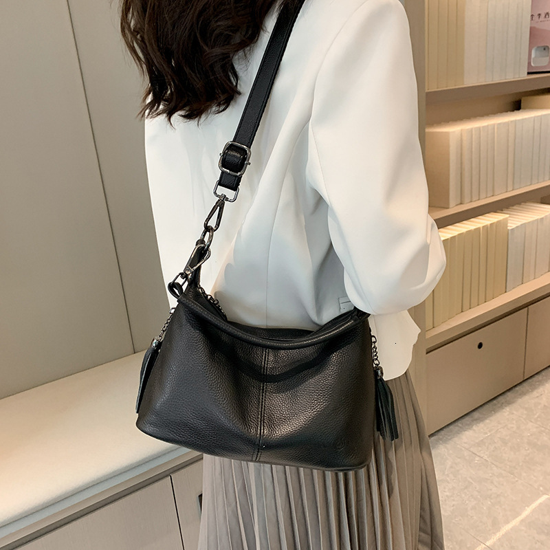 layer cowhide middle-aged women's Korean version tassel mother's genuine leather fashion one shoulder crossbody bag trendy and atmospheric h