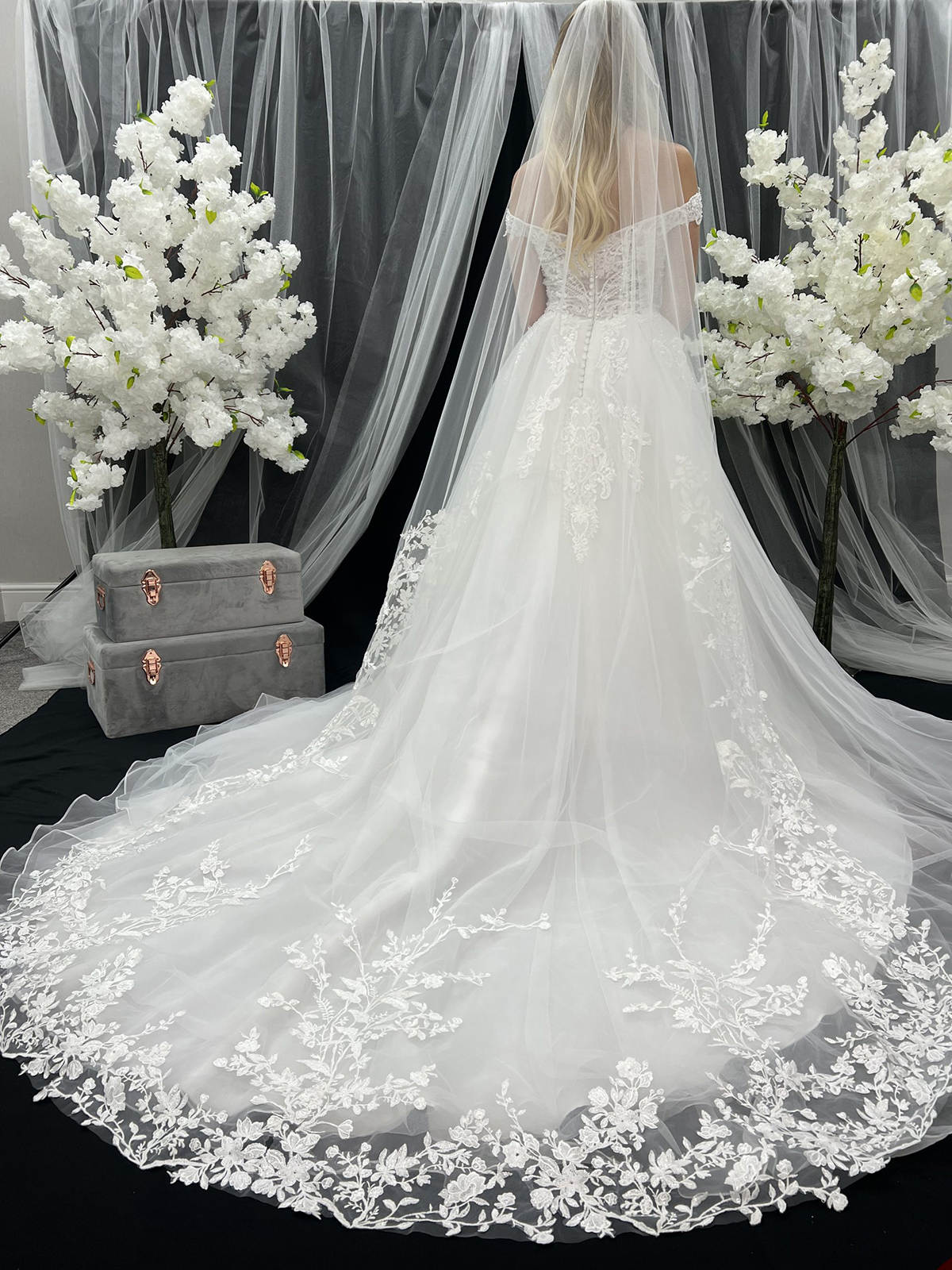 Simple Wedding Veil Plant Pattern One Layer Long Chapel Length Veils Applique Edge With Comb Custom Made Bridal Accessories