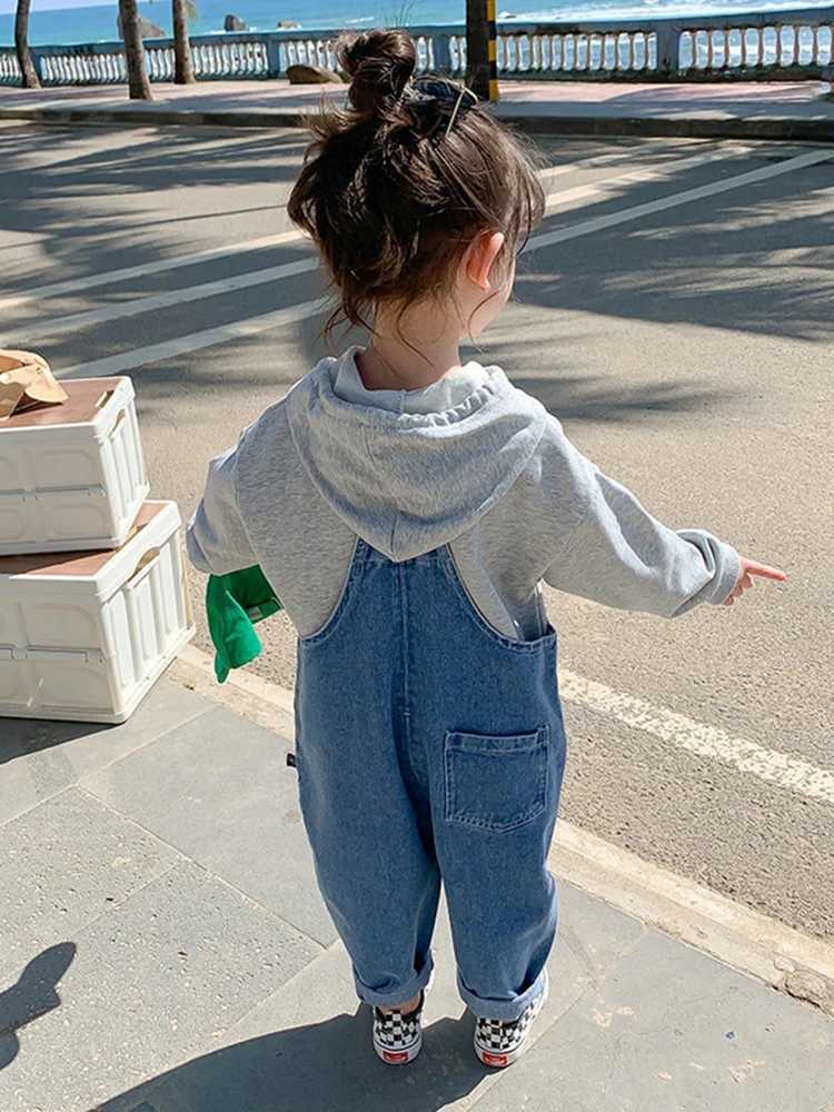 Baby denim top 2024 spring boys and girls casual loose jeans jumpsuit baby suspension pants 1-6Y childrens clothing W240806