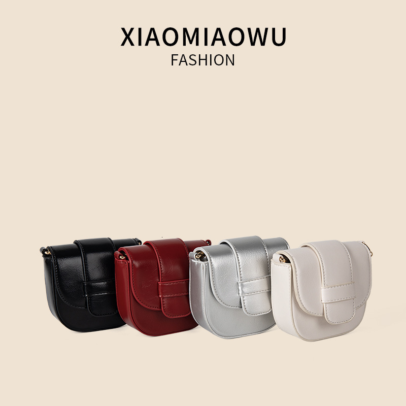 Mini new solid color saddle with niche texture, flip cover magnetic buckle crossbody bag, women's summer chain PU shoulder bag