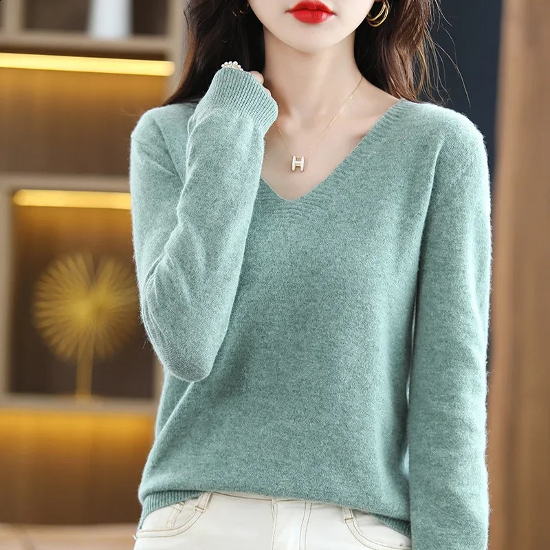 Autumn and Winter Womens Sweater Korean Fashion Knitted Warm Long Sleeve Vneck Floral Tailored Bottom Jumper 240819