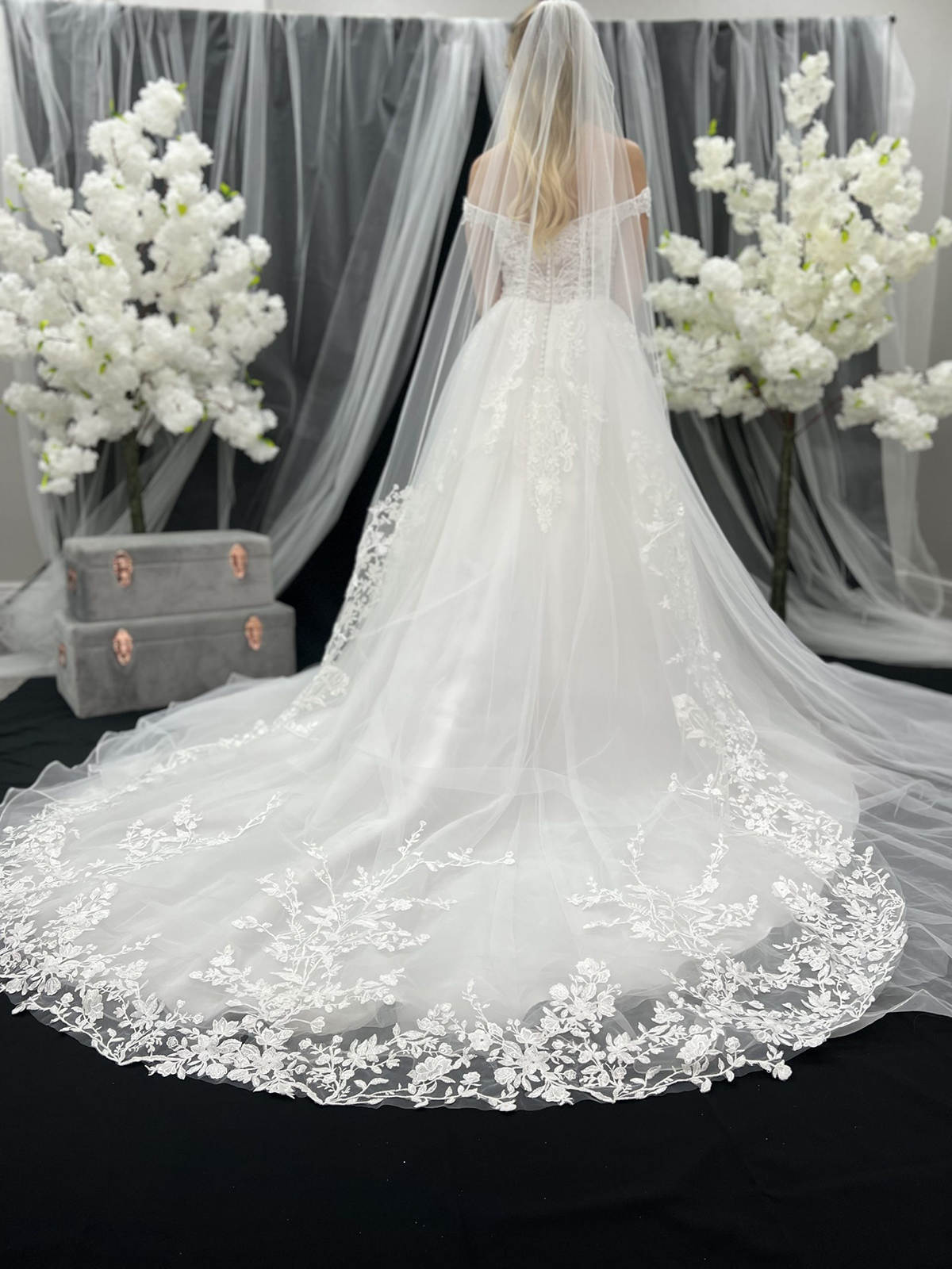Simple Wedding Veil Plant Pattern One Layer Long Chapel Length Veils Applique Edge With Comb Custom Made Bridal Accessories