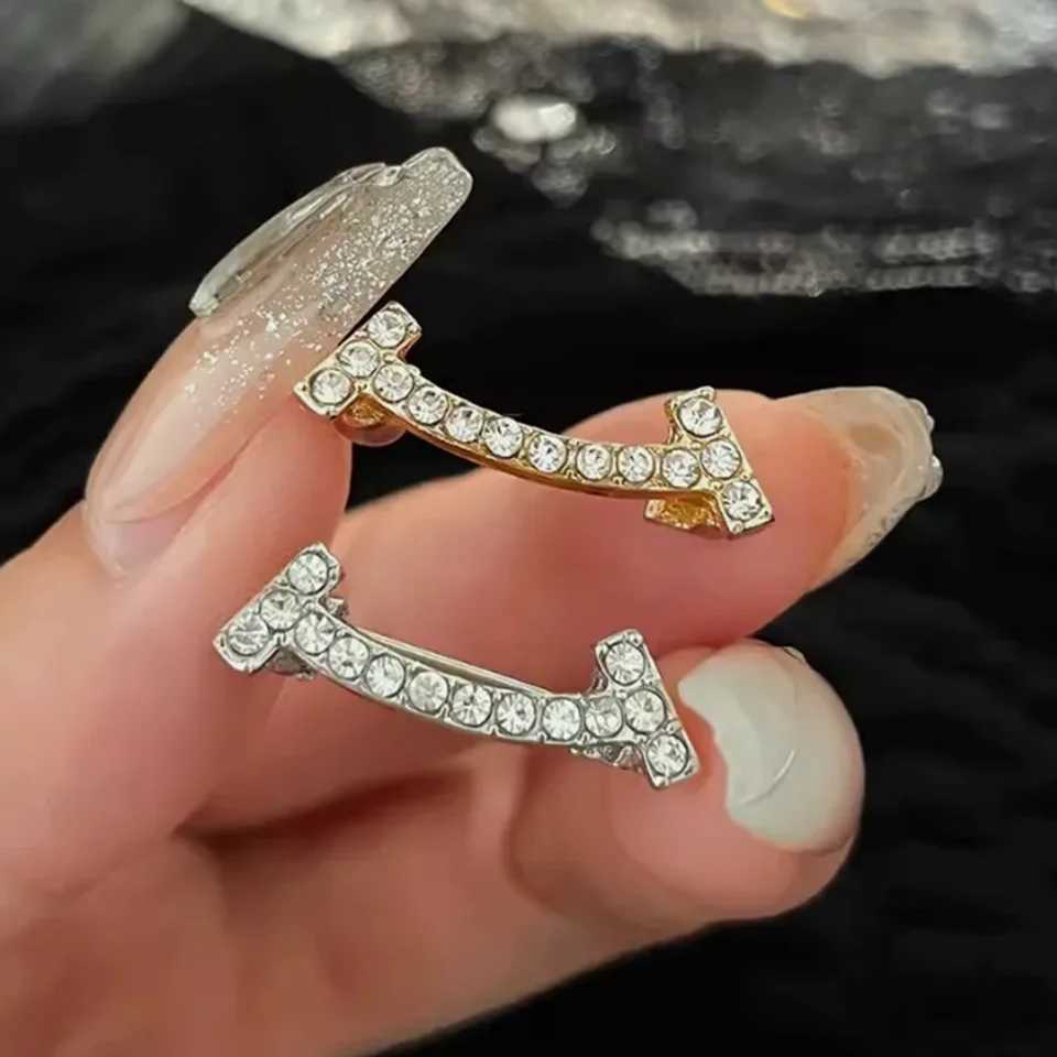 Fashion smile brooch womens metal anti glare V-neck lapel pin fixed clothing pin sweater jacket clothing jewelry accessories W240815