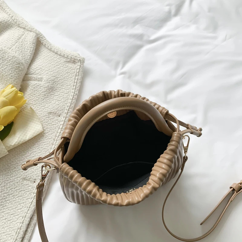 Band n Pleated Handbag and Purse Shoulder Crossbody Bag for Women Fashion Messenger High Quality 240819