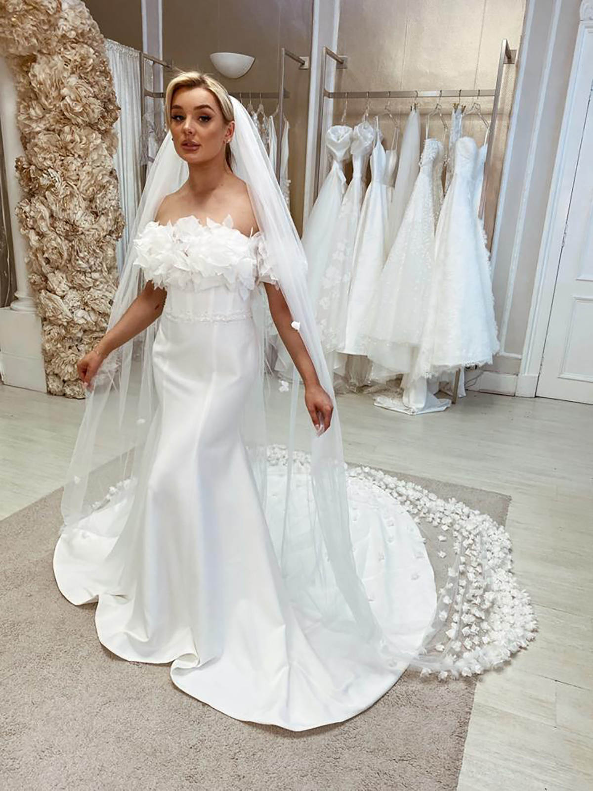 Princess Wedding Veil 3D Appliques One Layer Long Chapel Length Veils Applique Edge With Comb Custom Made Bridal Accessories