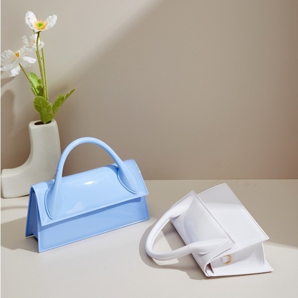 PVC Barbie jelly fashionable versatile for dinner parties. It is dirt resistant and easy to wash. Summer women's diagonal cross bag