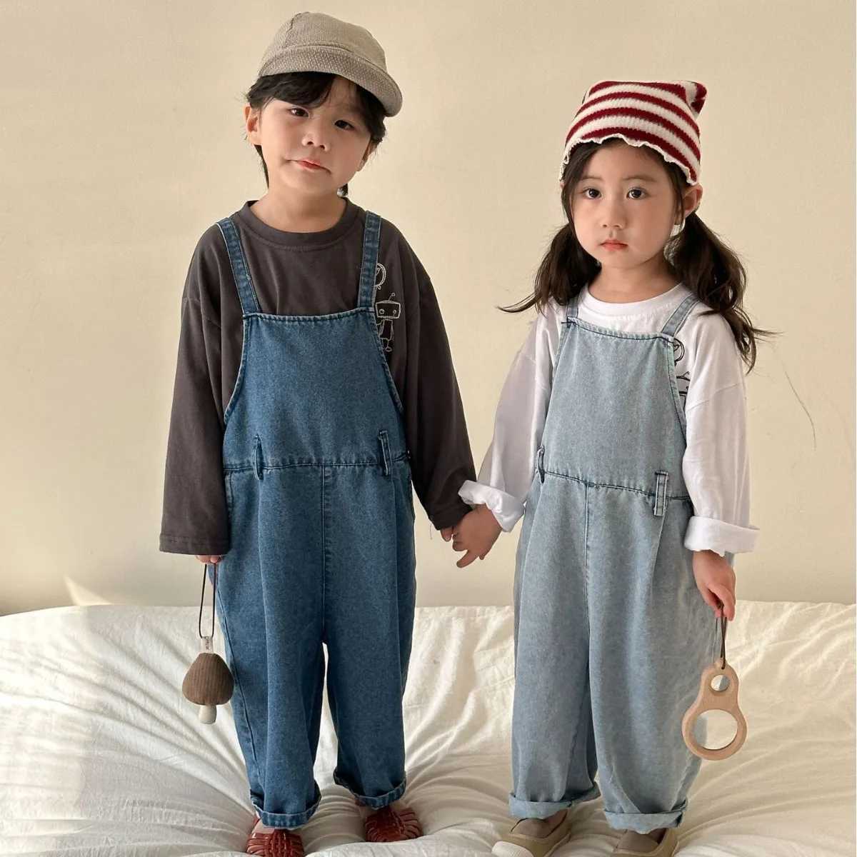 2024 Spring/Autumn Childrens Denim Top Retro Girls Jeans Boys Casual Suspension jumpsuit Childrens Cotton Pants Preschool Trouser W240806