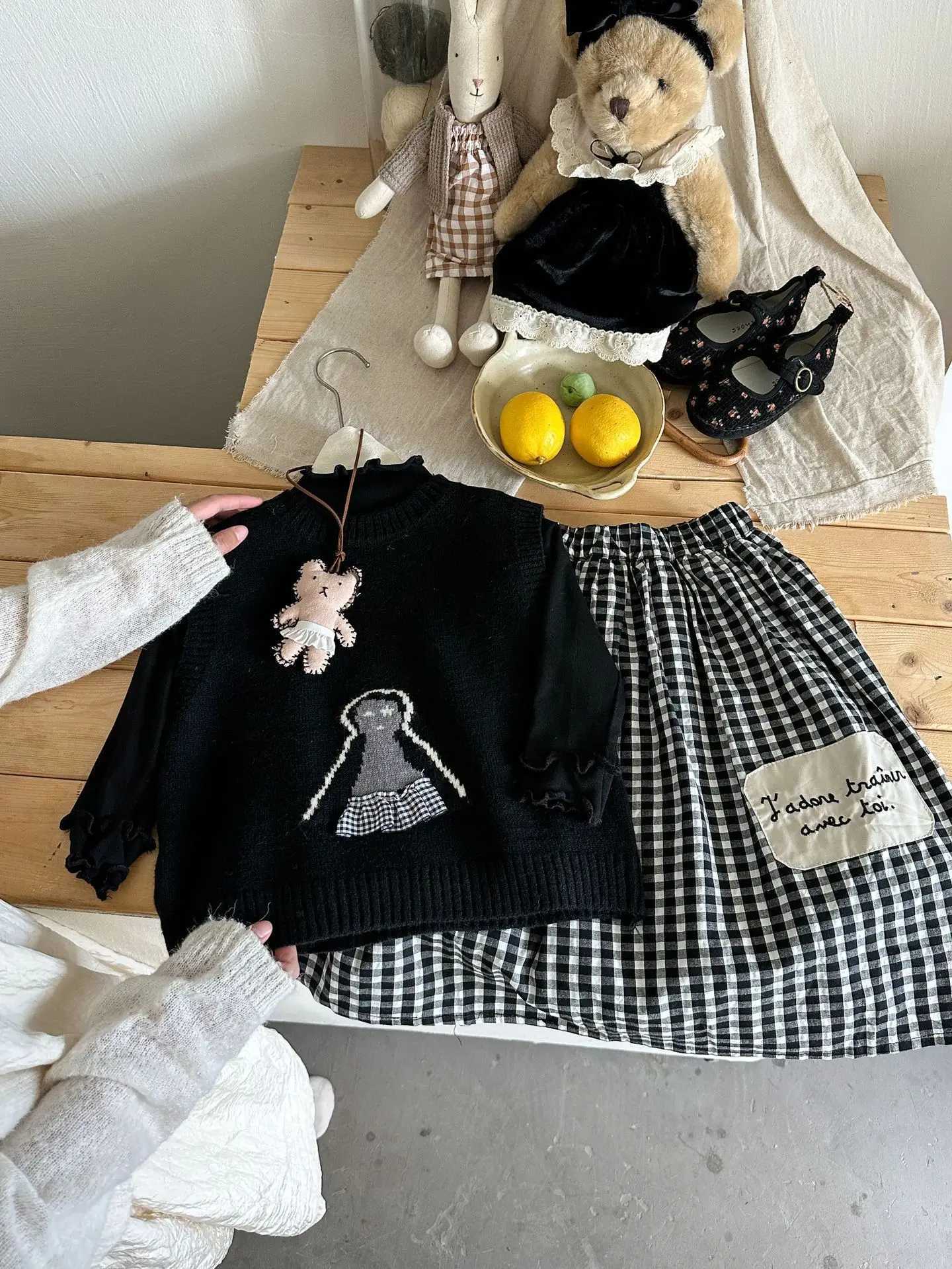 Childrens Sweater Vest 2024 Autumn New Korean Toddler Kids Knitwear Sleeveless Pullover Retro Cartoon Girls Knitted VestXJ240819