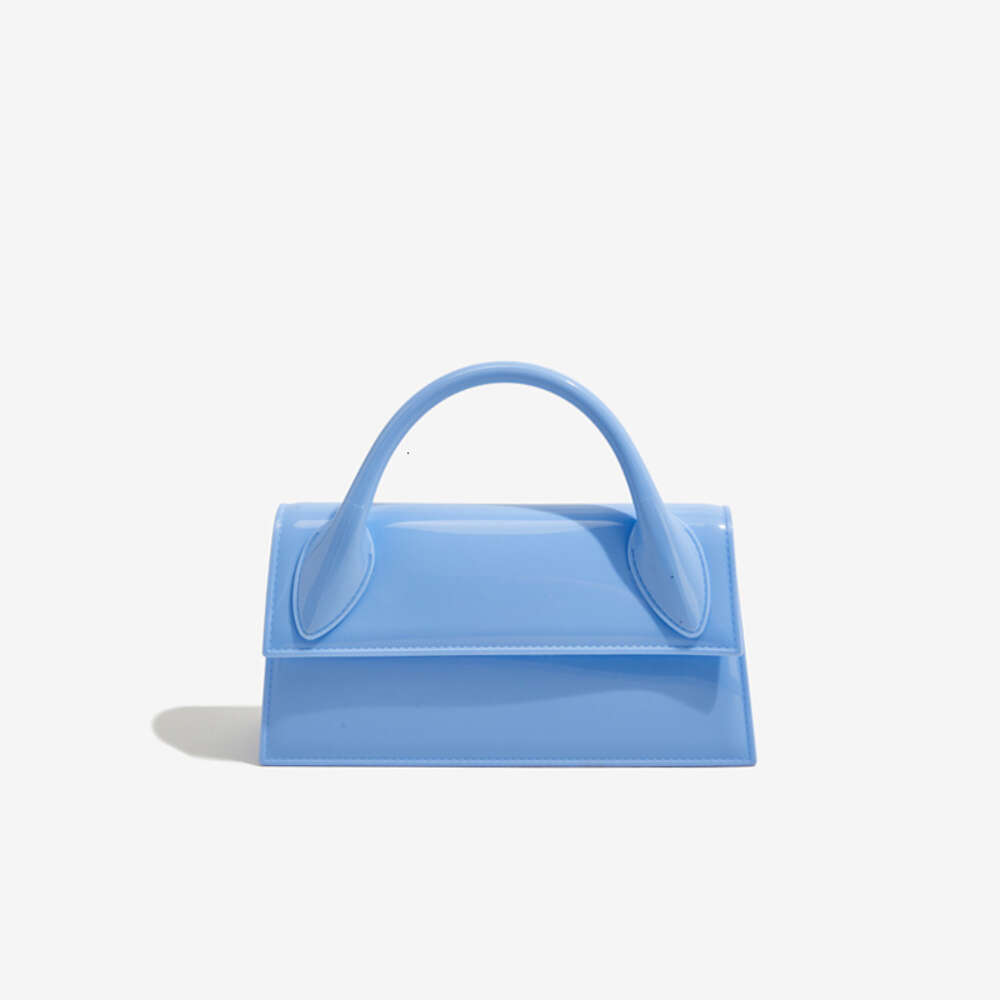 PVC Barbie jelly fashionable versatile for dinner parties. It is dirt resistant and easy to wash. Summer women's diagonal cross bag