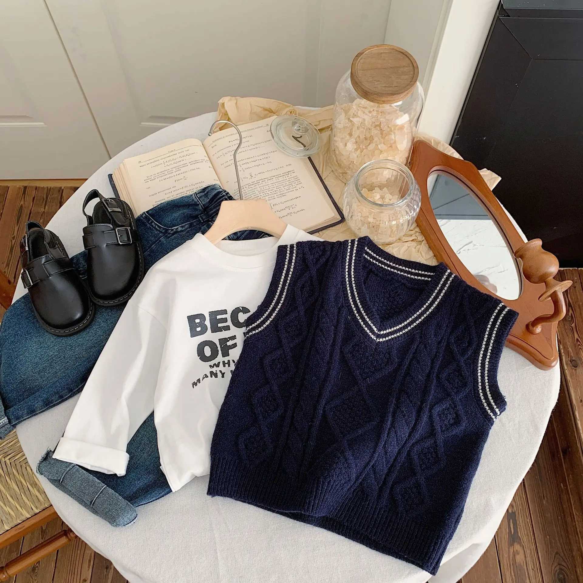 Children Clothing Kids Casual Vest 2024 New Fashionable Spring Boys V-neck Vest Knitted Striped Casual Simple Kids SweaterXJ240819