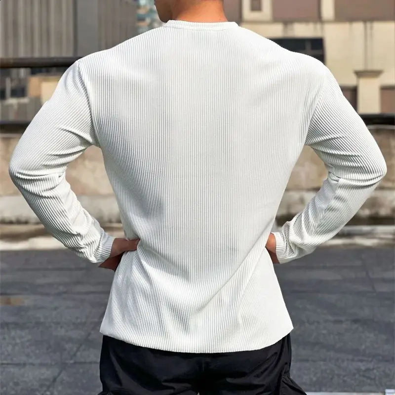 Spring and autumn street wear casual white long sleeve mens T-shirt fashion solid color vertical V-neck T-shirt mens wear 240820