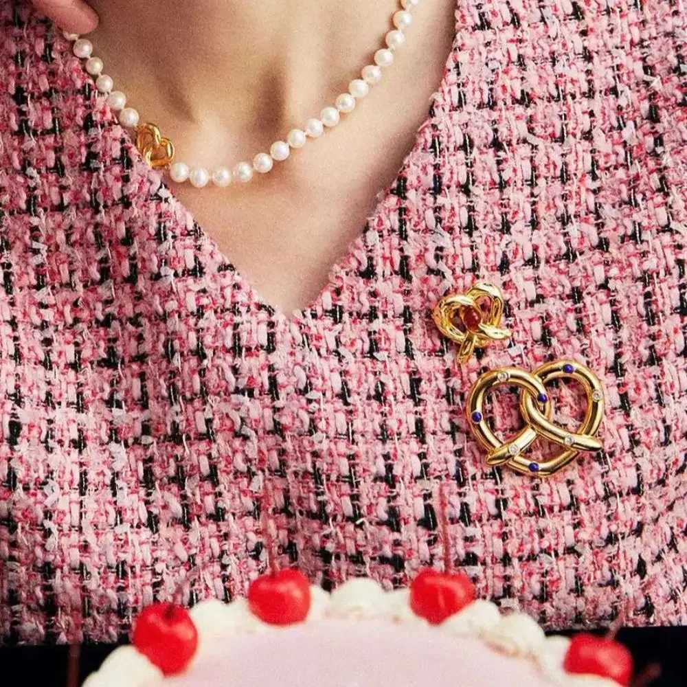 Exquisite Love Heart Brooch Pins sweater cardigan wool button jewelry W240815