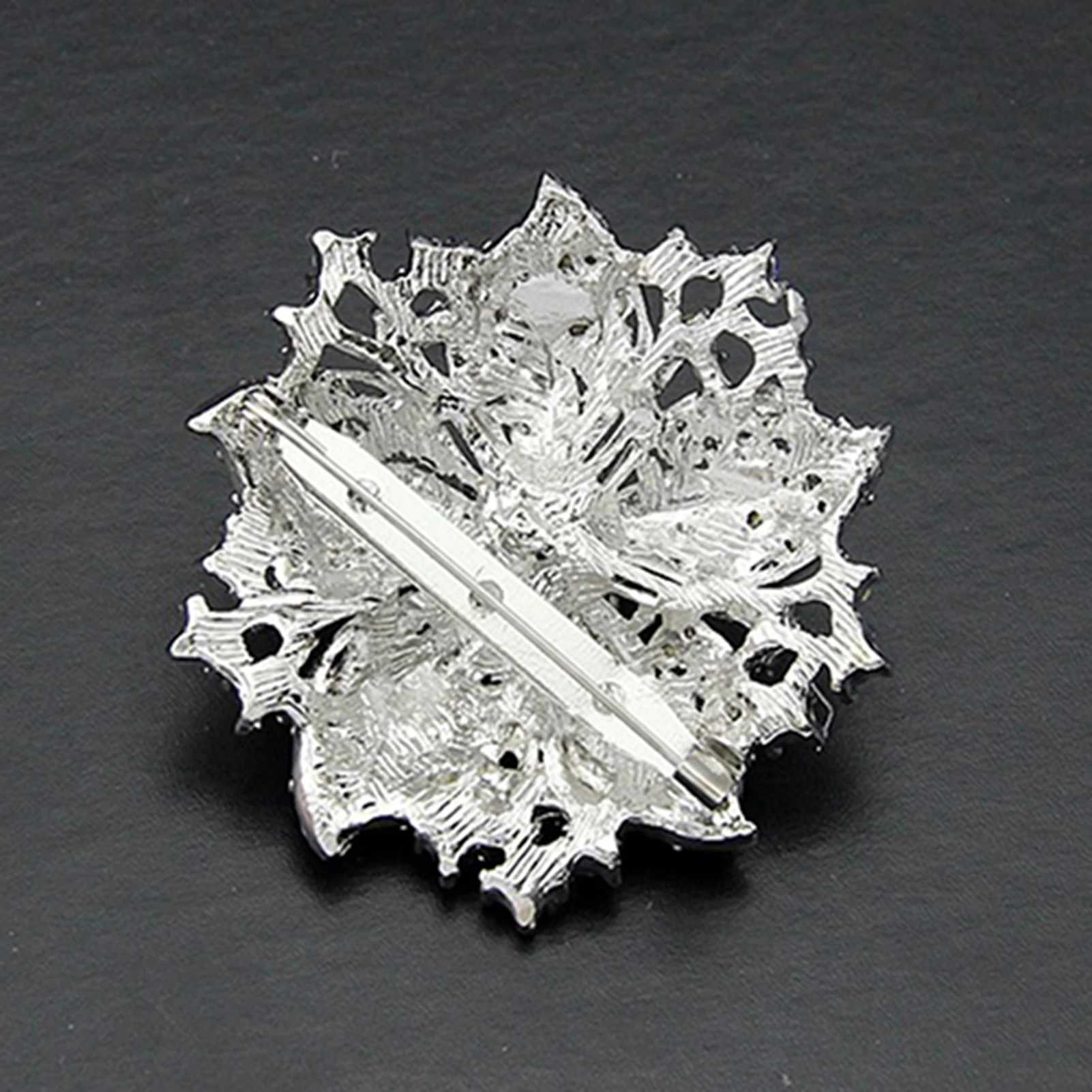 Hot selling Brooch pin Exquisite rust proof silver plated rhinestone round flower brooch for dates W240815