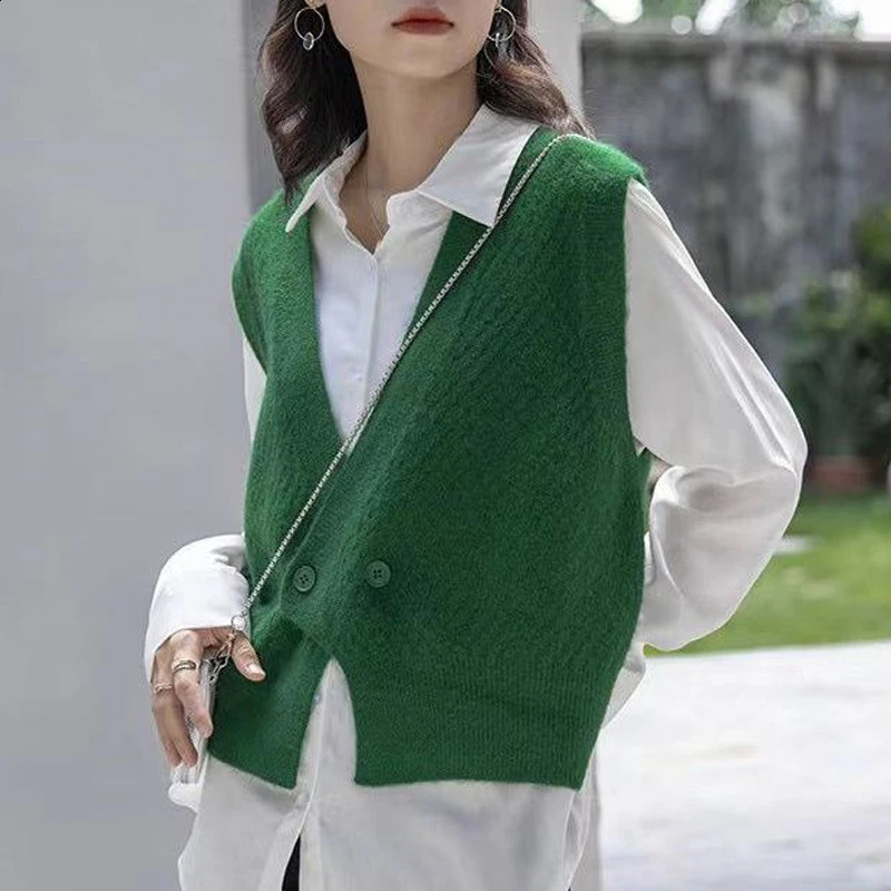 Retro minimalist style solid loose sleeveless fully matched knitted sweater vest womens spring and autumn fashion casual chic street top 240819