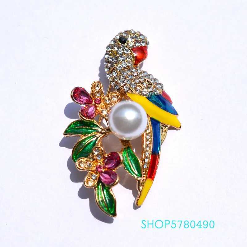 Fashion jewelry rhinestone parrot brooch womens alloy brooch pearl brooch multi-color clothing womens gift coat accessories W240815