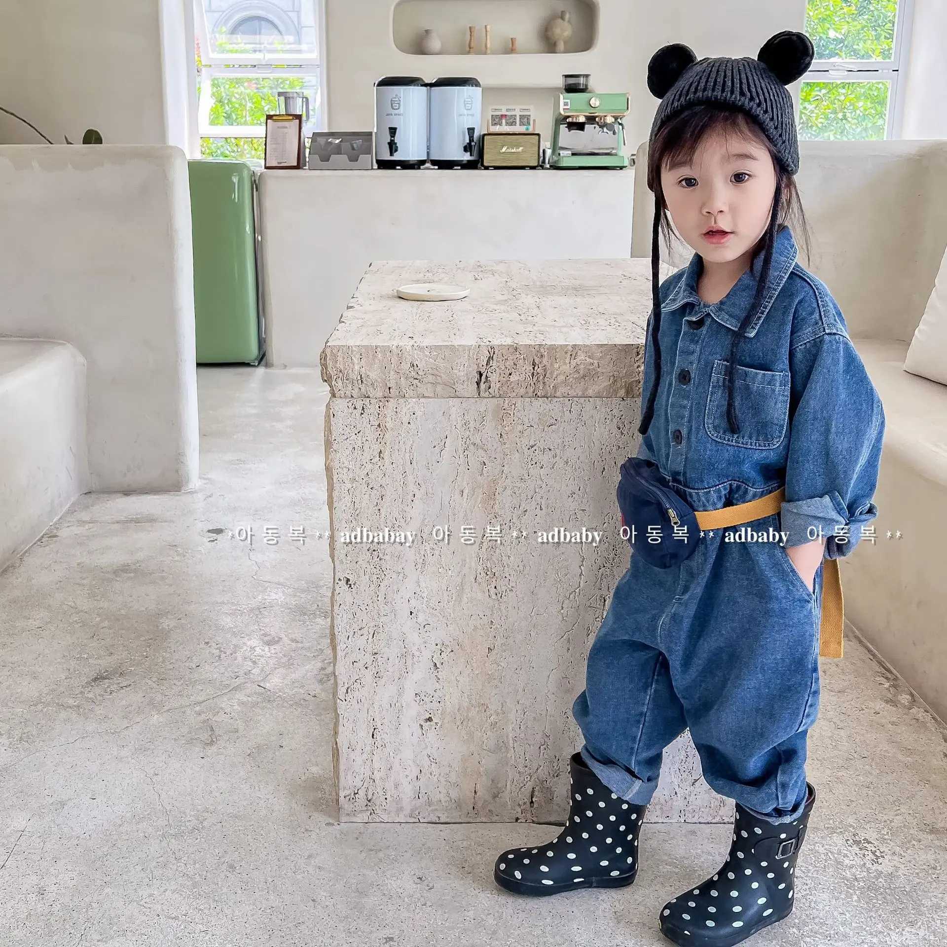 Childrens jumpsuit 2024 autumn childrens clothing Korean denim jumpsuit autumn long sleeved jumpsuit baby boys and girls W240806