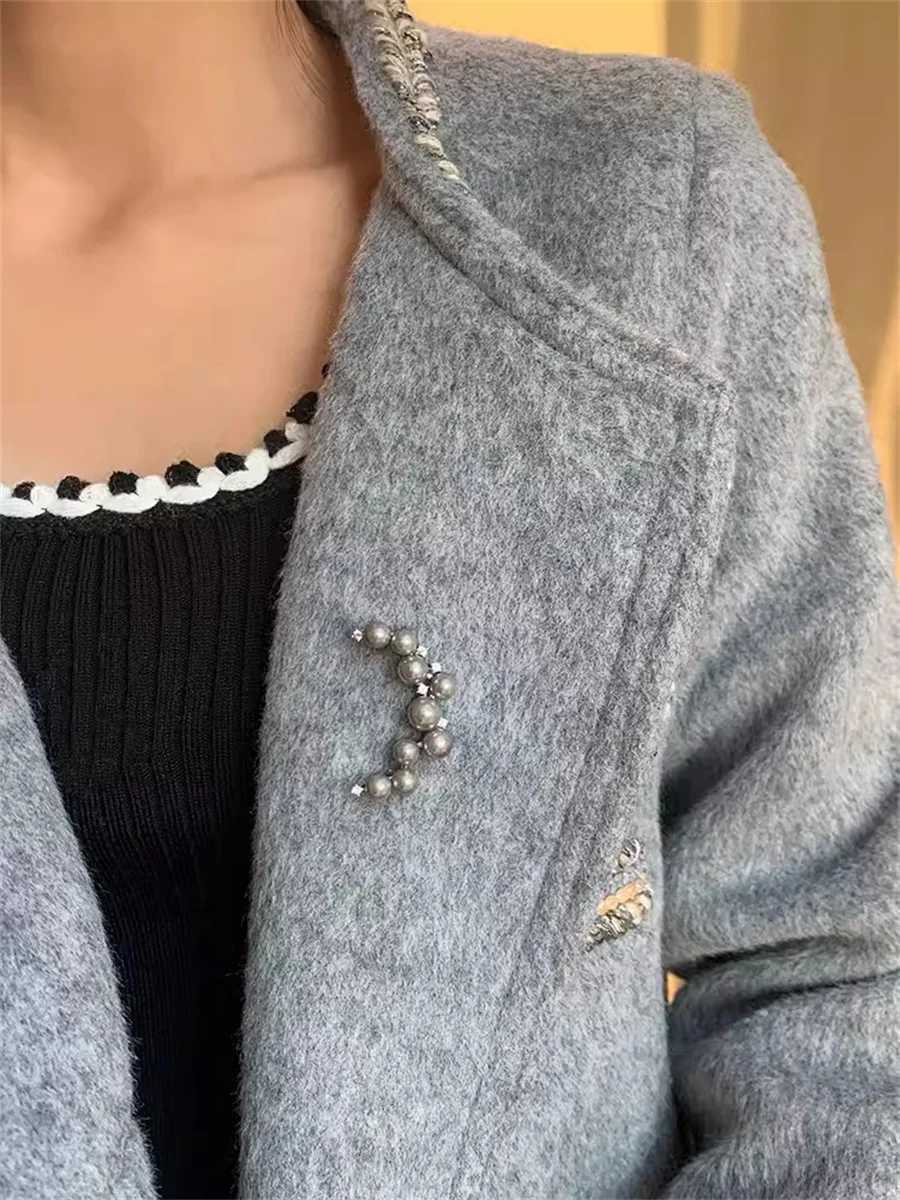 French fashion white half moon pearl brooch high-end womens brooch autumn/winter coat sweater jewelry accessories W240815