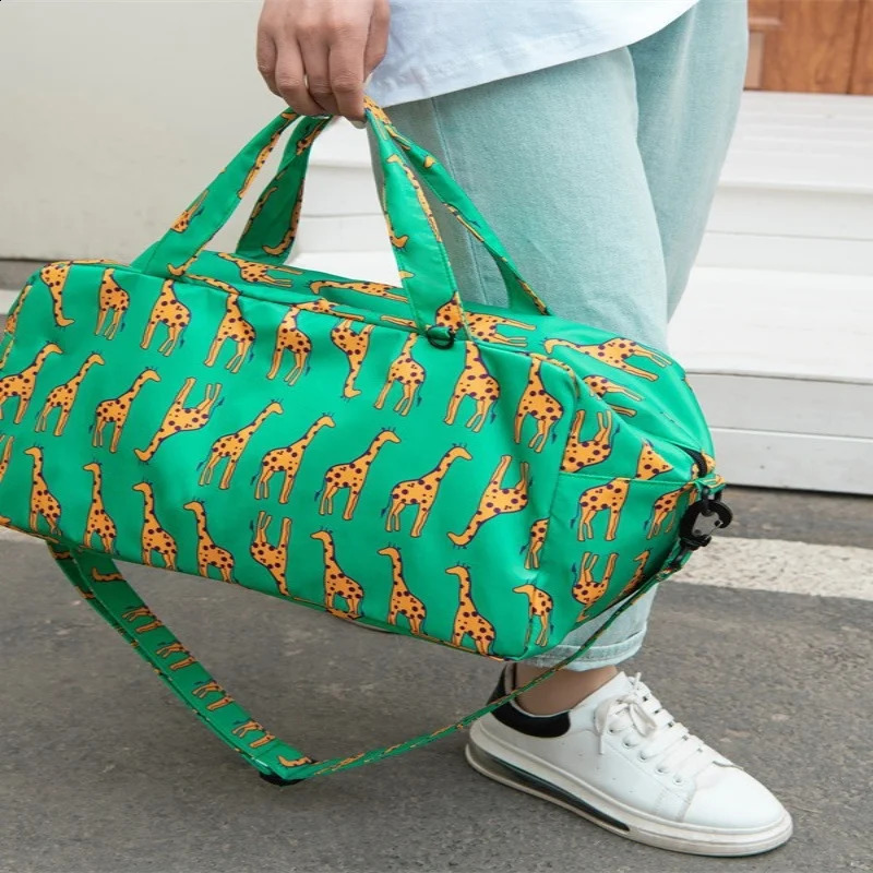 Travel Bag Womens Handbag Cute Cartoon Waterproof Large Size Luggage Fitness Dry Wet Separation Duffle Bag Weekend Bag 240819