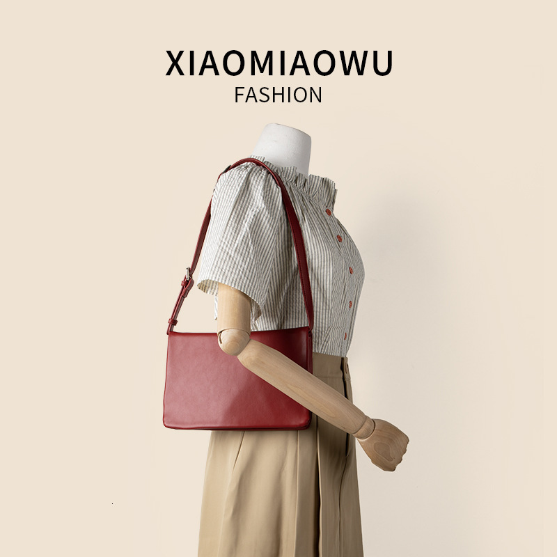 Simple and fashionable red small square with a high-end feel for summer outings, niche students, women's large capacity underarm shoulder bag