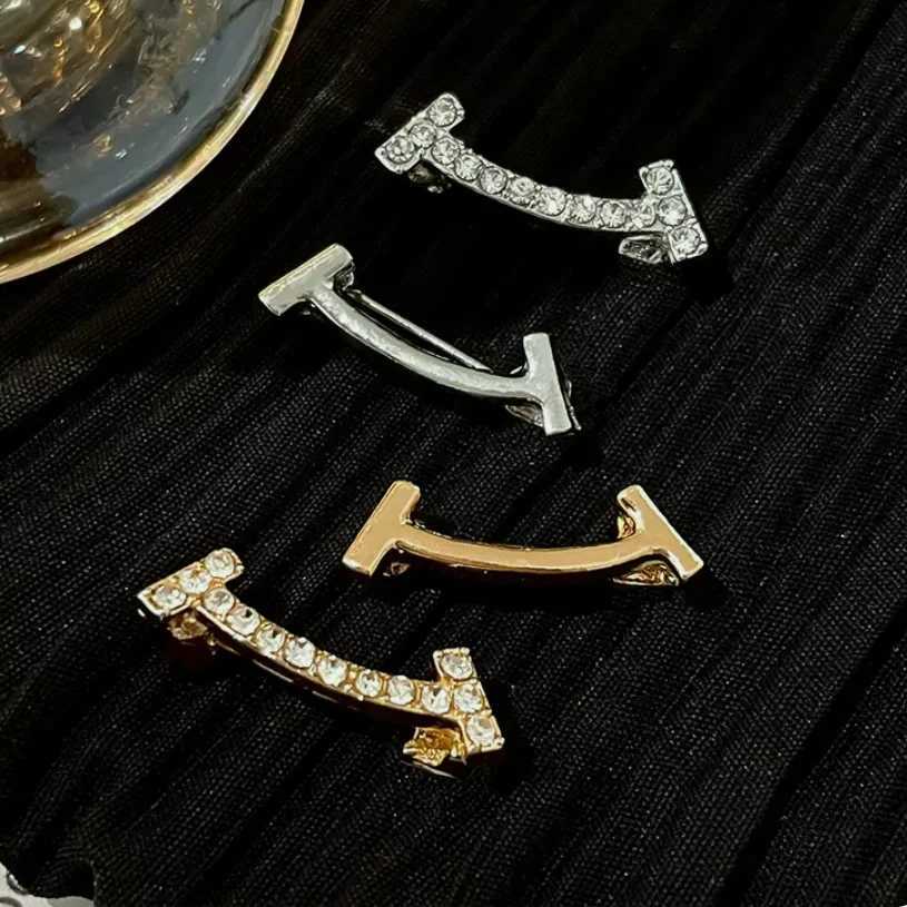 Fashion smile brooch womens metal anti glare V-neck lapel pin fixed clothing pin sweater jacket clothing jewelry accessories W240815