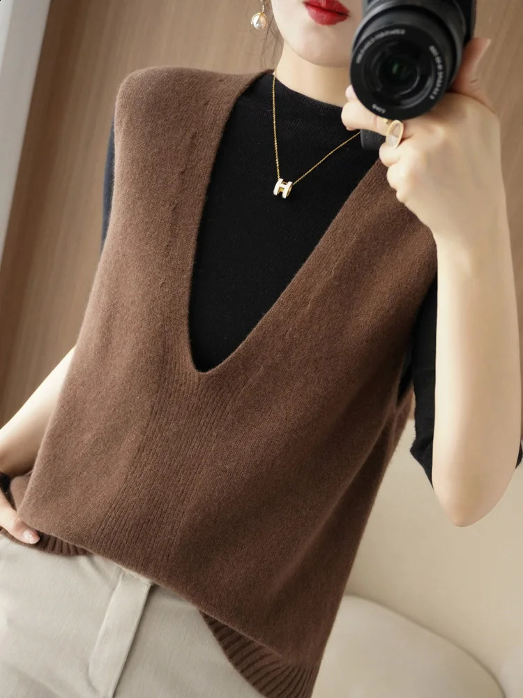 Merino wool sweater vest loose deep Vneck sleeveless short sleeved knitted floral thick and warm jumper jacket 240819