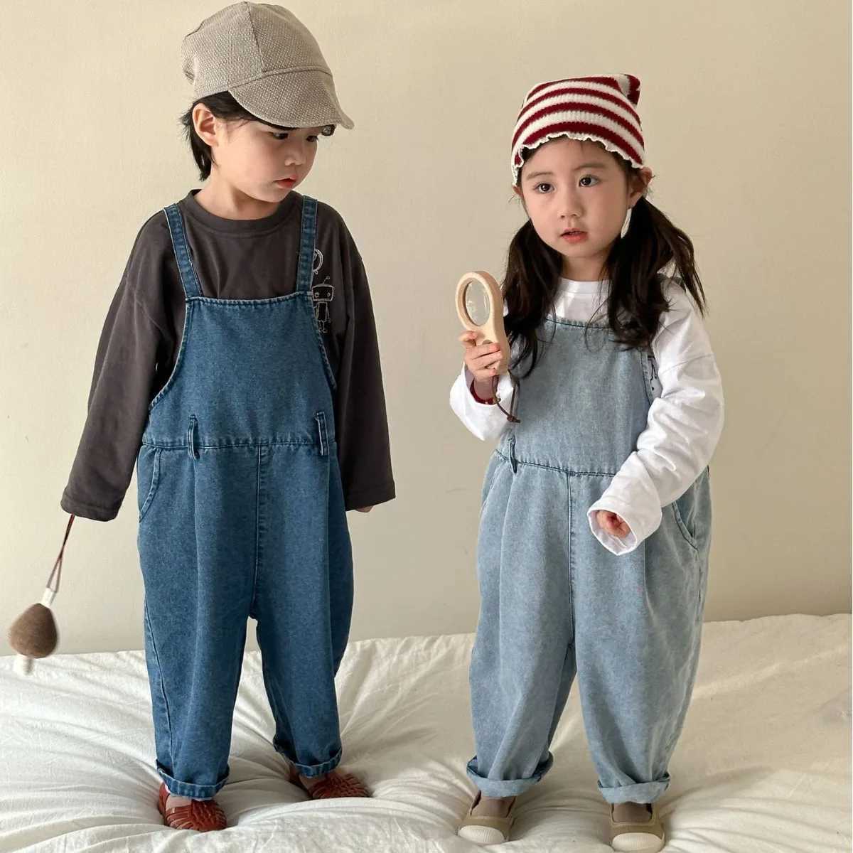 2024 Spring/Autumn Childrens Denim Top Retro Girls Jeans Boys Casual Suspension jumpsuit Childrens Cotton Pants Preschool Trouser W240806