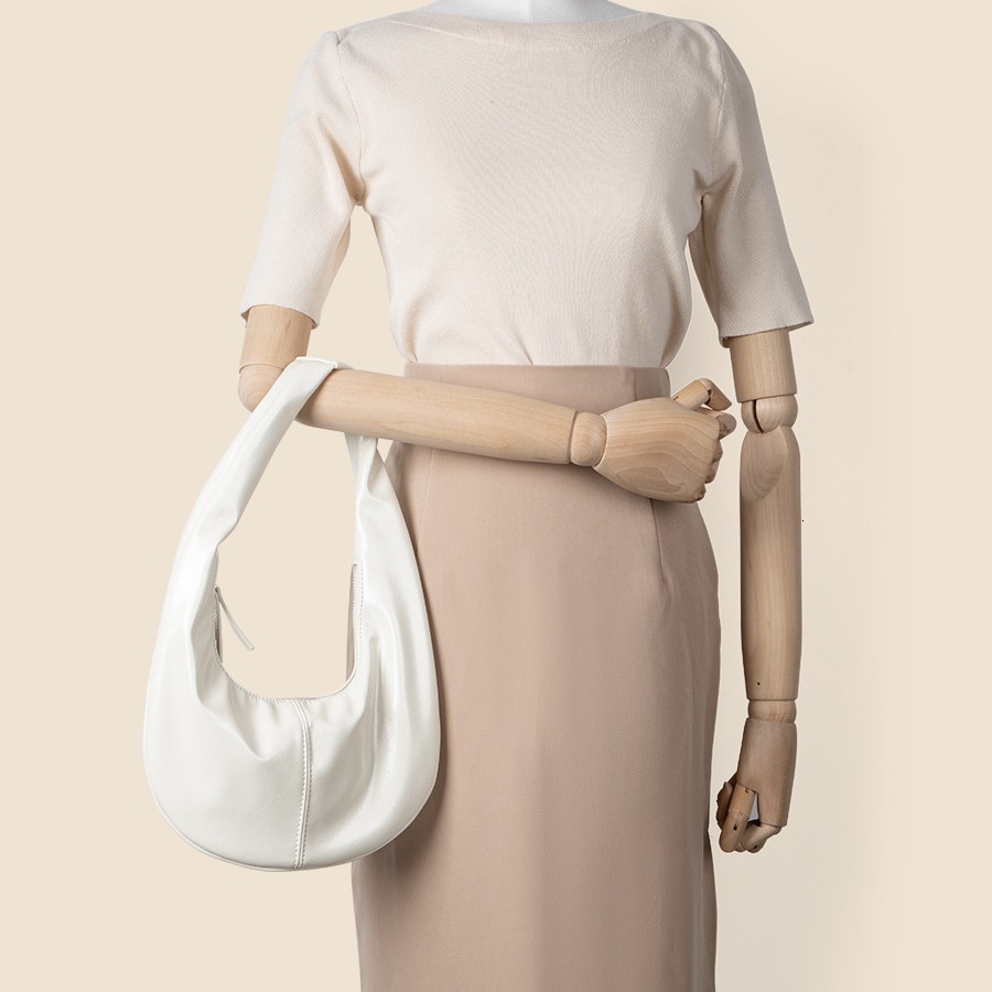 Personalized and fashionable cream colored patent shiny bread PU leather versatile Korean version hand-held armpit dumpling bag women's summer