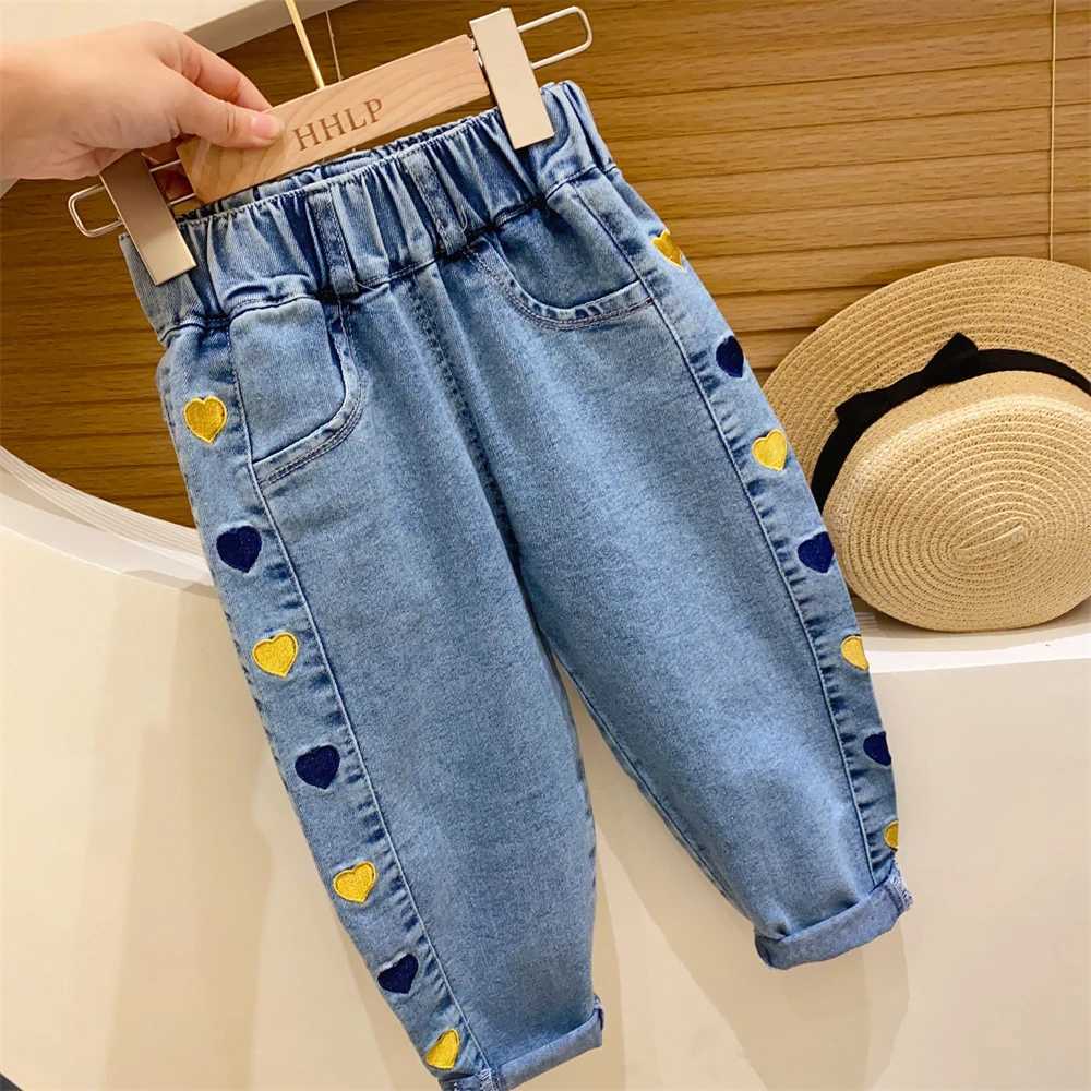 1-6 year old girls jeans for spring and autumn casual elastic waist childrens embroidered jeans 2024 new childrens loose jeansW240819