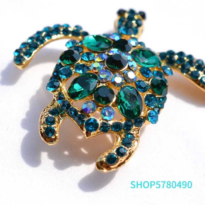 Green crystal turtle chest rhinestone chest womens coat clothing womens gift elegant breast clip fashionable jewelry W240815