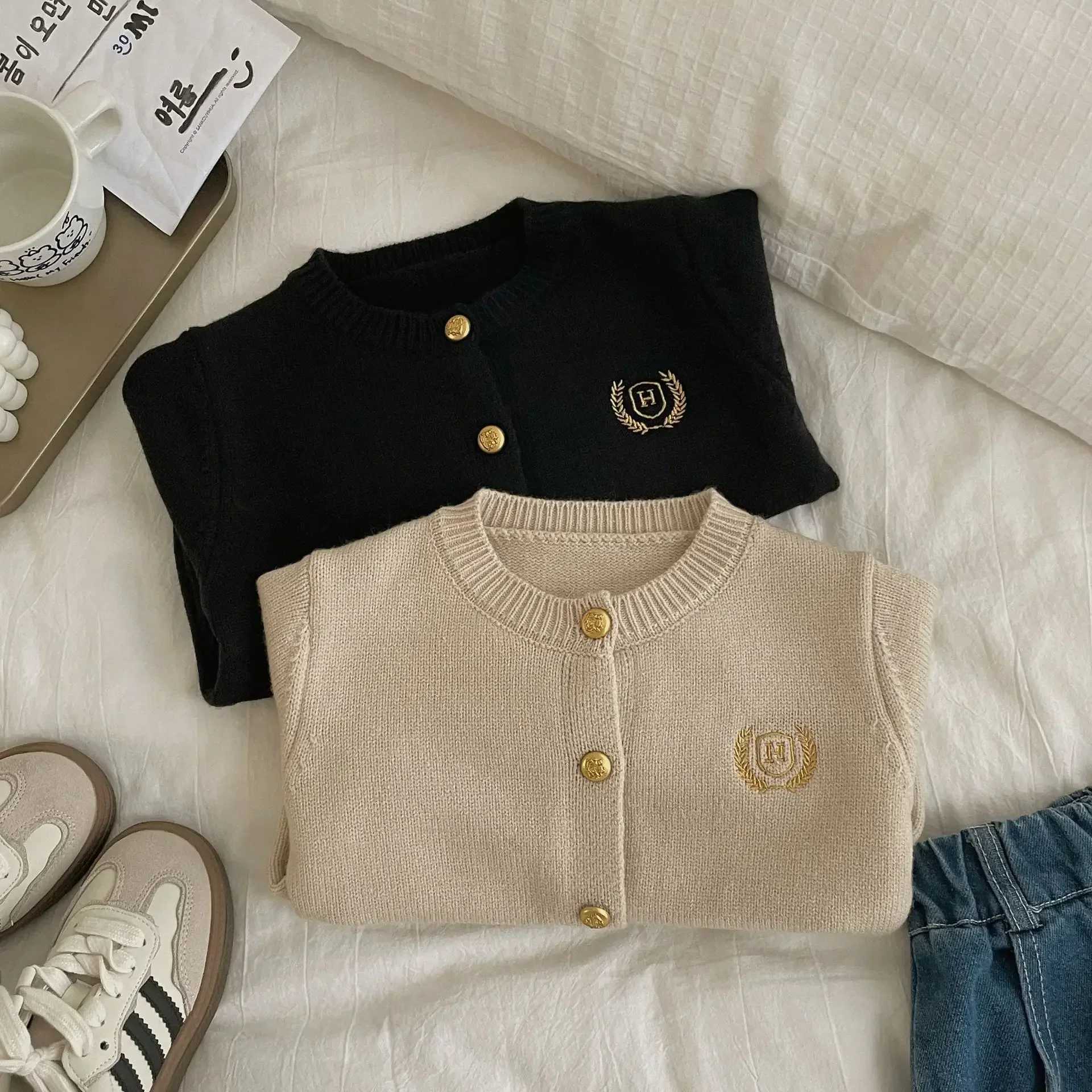 Childrens Sweater 2024 Spring/Summer New Collection Childrens Academic Open Knitted Woolen Sweater Casual Style Embroidered Open Knitted Woolen Sweate