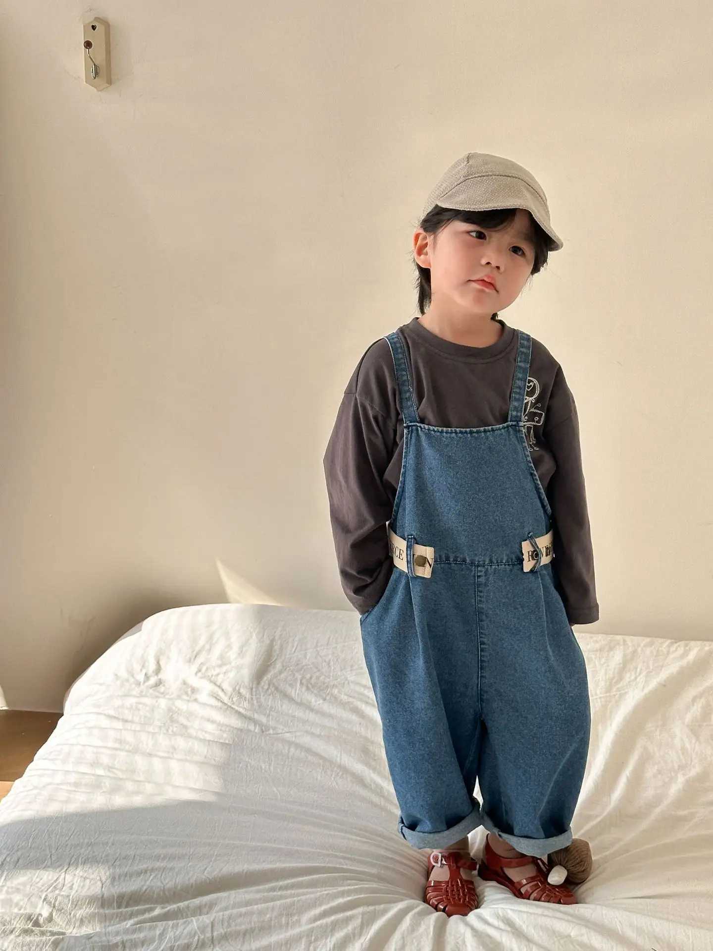 2024 Spring/Autumn Childrens Denim Top Retro Girls Jeans Boys Casual Suspension jumpsuit Childrens Cotton Pants Preschool Trouser W240806