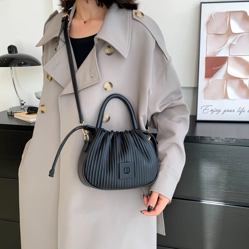 Band n Pleated Handbag and Purse Shoulder Crossbody Bag for Women Fashion Messenger High Quality 240819