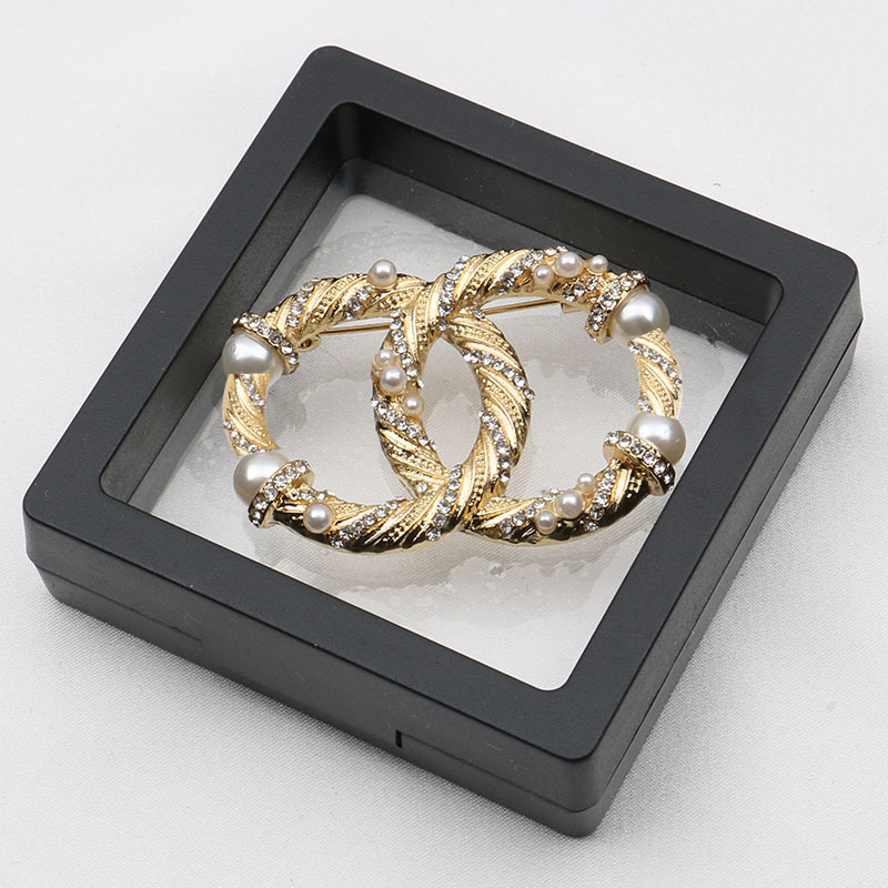 Classic Luxury Desinger Cryatal Pearl Brooch Famous Women Girls Rhinestone Letters Brooches Suit Pin Fashion Jewelry Clothing Decoration Accessories