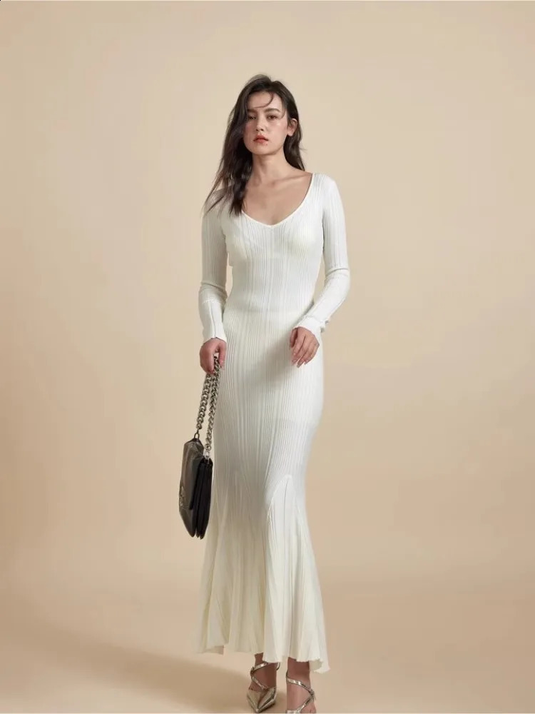Pit Striped Knitted Dress For Womens Autumn And Winter n Sense V-Neck Slim Fit Chic Fish Tail Long Skirt 240819