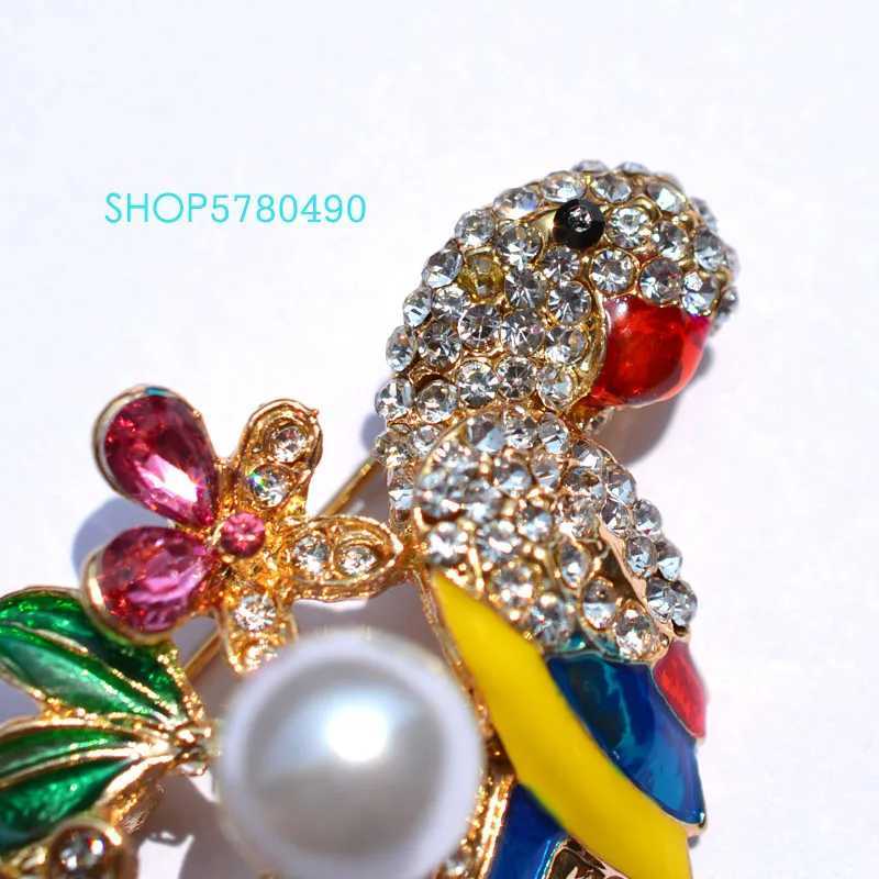 Fashion jewelry rhinestone parrot brooch womens alloy brooch pearl brooch multi-color clothing womens gift coat accessories W240815